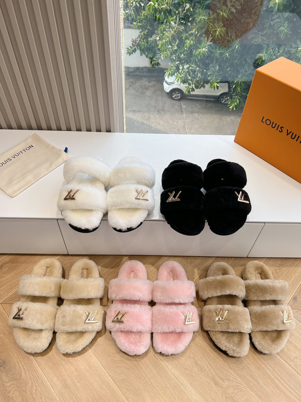 Pre-Owned Louis Vuitton Shearling Fur Slippers