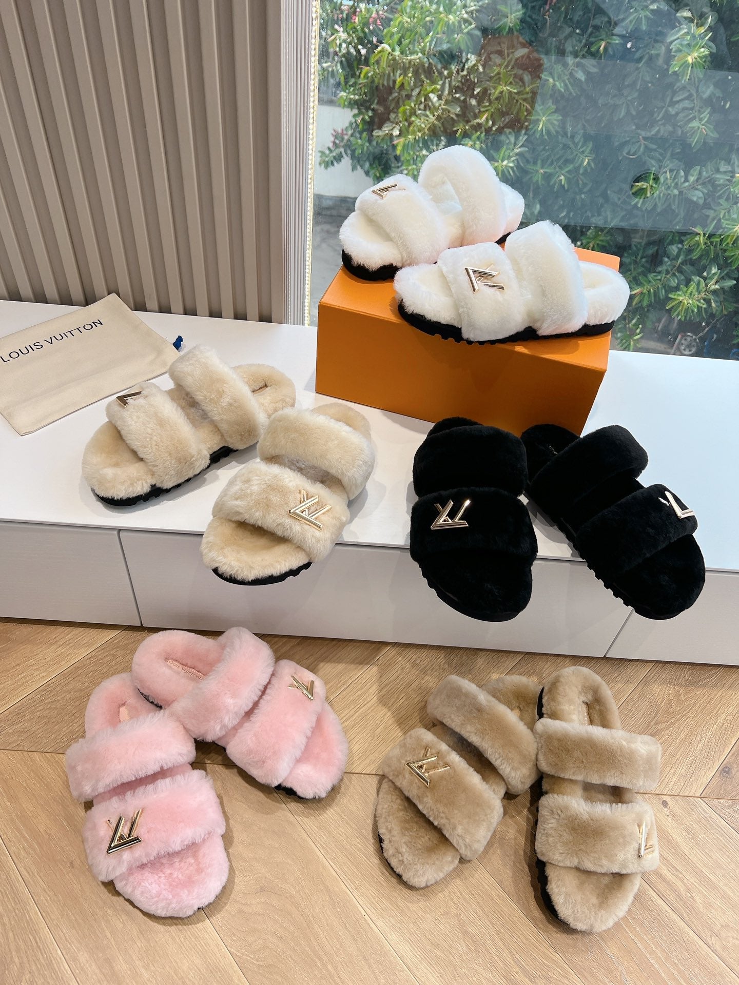 Pre-Owned Louis Vuitton Shearling Fur Slippers