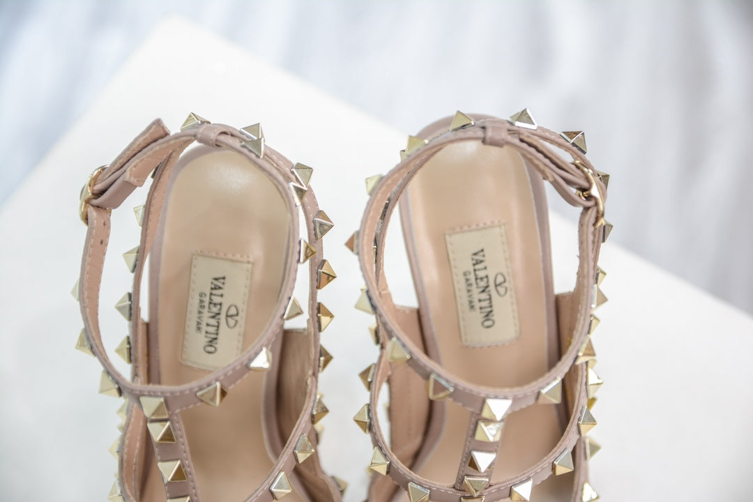 Pre-Owned Valentino Garavani Rockstud Leather Pumps