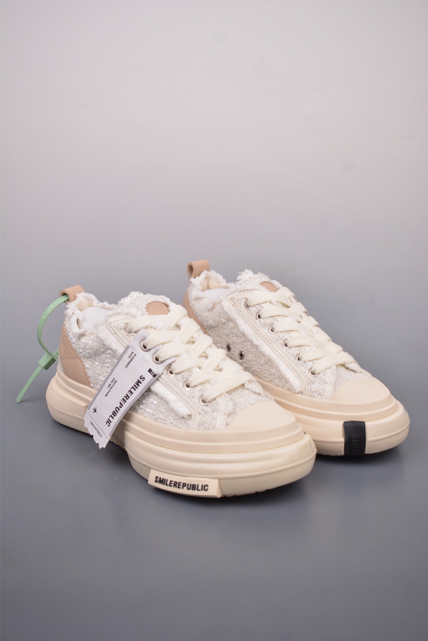 Pre-Owned SMILE REPUBLIC Galaxy-Inspired Canvas Sneakers with 4cm Platform Sole