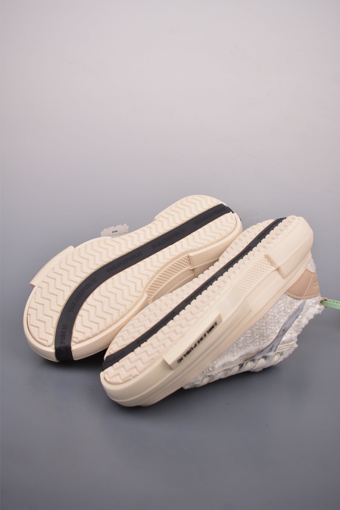 Pre-Owned SMILE REPUBLIC Galaxy-Inspired Canvas Sneakers with 4cm Platform Sole