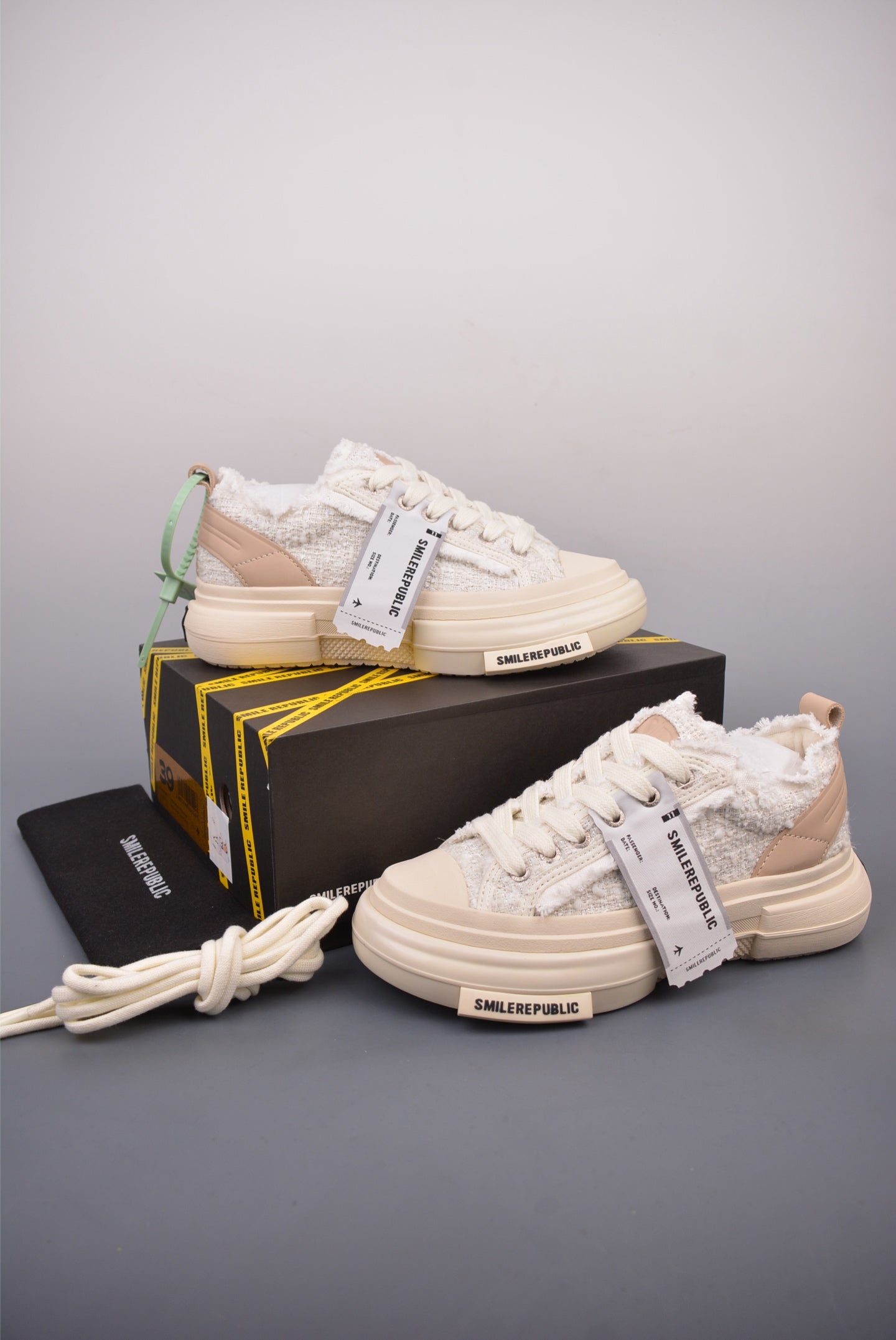 Pre-Owned SMILE REPUBLIC Galaxy-Inspired Canvas Sneakers with 4cm Platform Sole