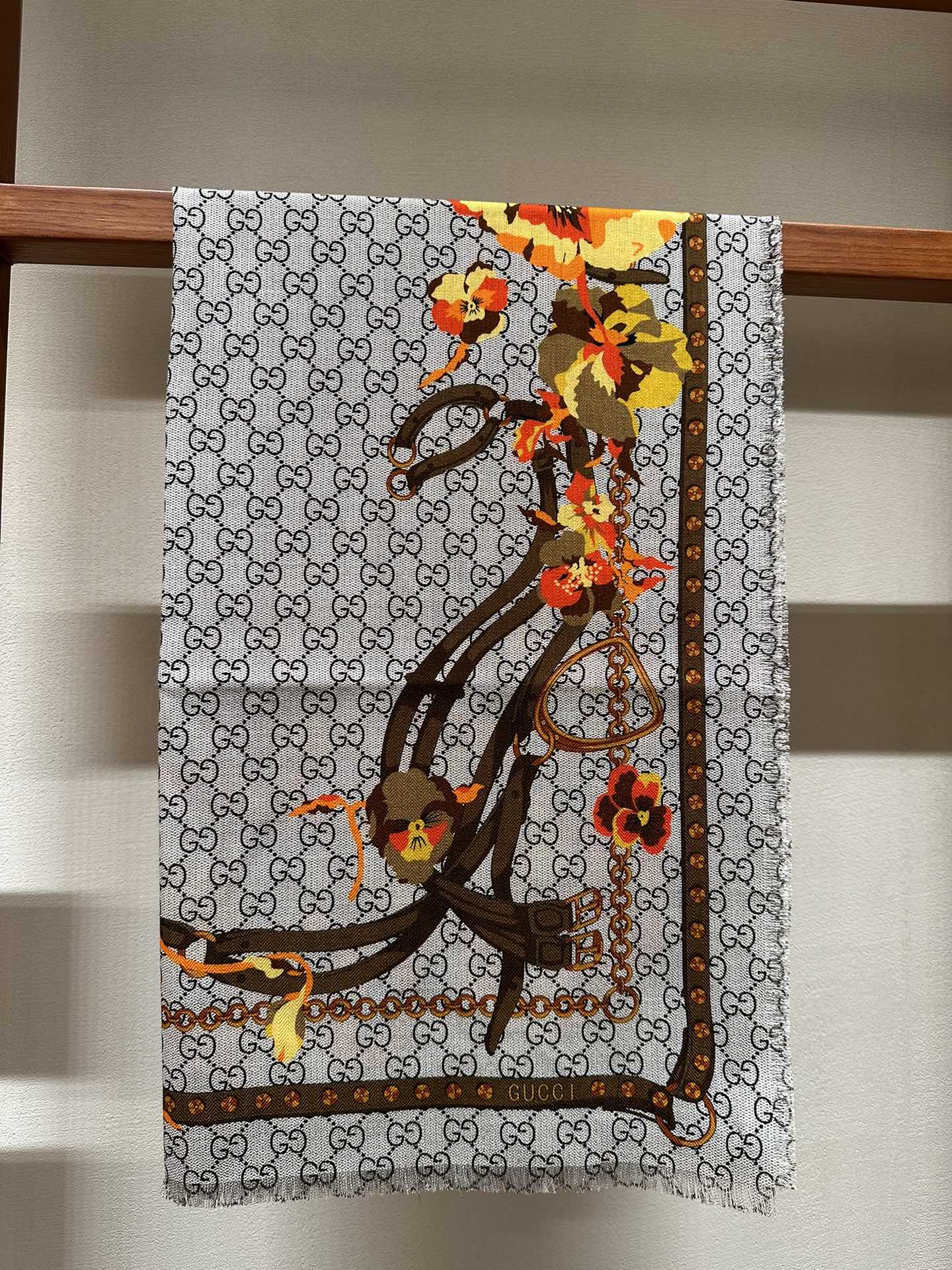 Pre-Owned Gucci Floral Print Wool-Silk Scarf – Dual-Sided, Grey with Orange Blooms