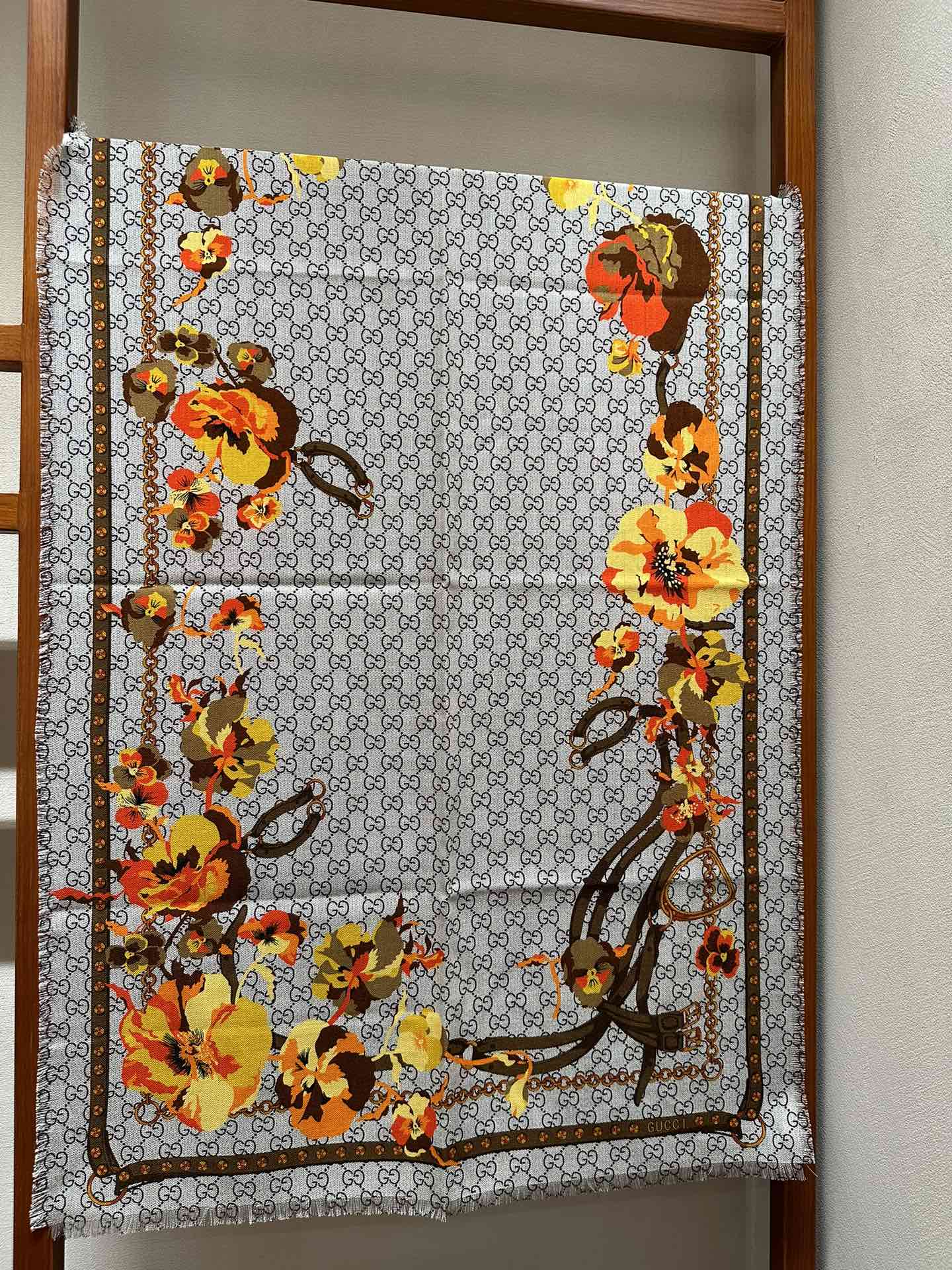 Pre-Owned Gucci Floral Print Wool-Silk Scarf – Dual-Sided, Grey with Orange Blooms