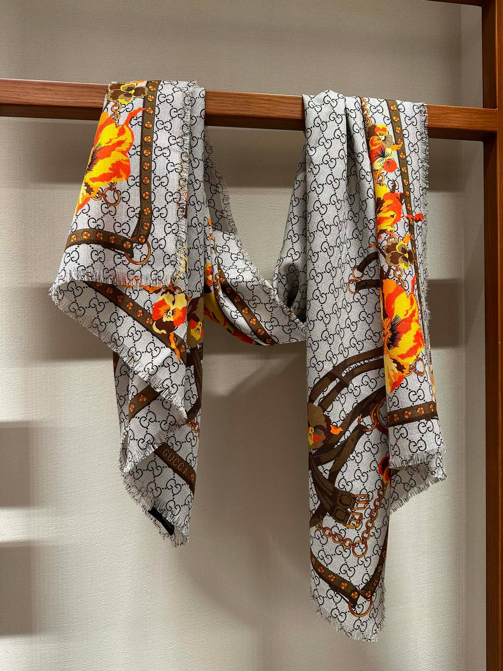 Pre-Owned Gucci Floral Print Wool-Silk Scarf – Dual-Sided, Grey with Orange Blooms