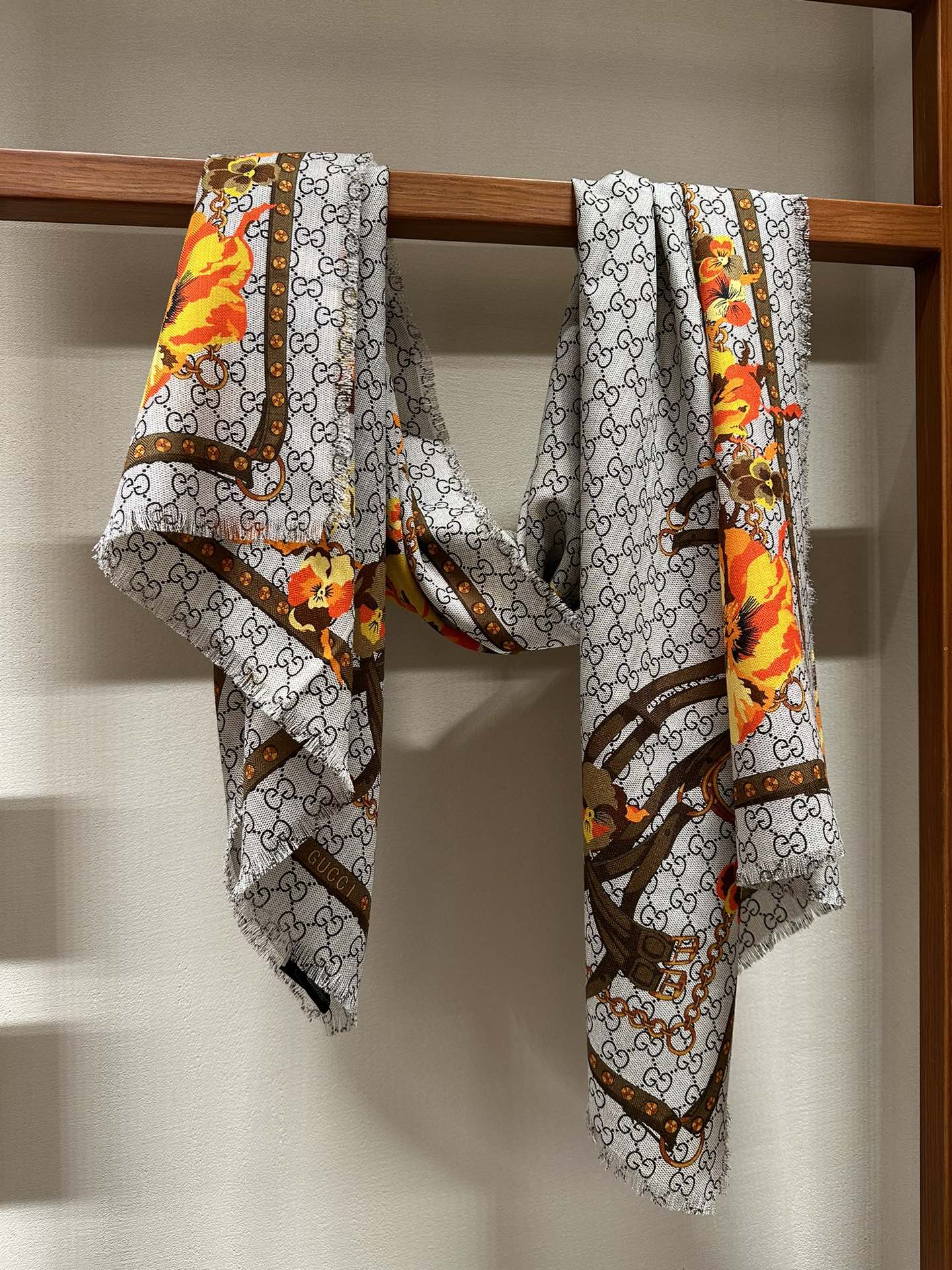 Pre-Owned Gucci Floral Print Wool-Silk Scarf – Dual-Sided, Grey with Orange Blooms