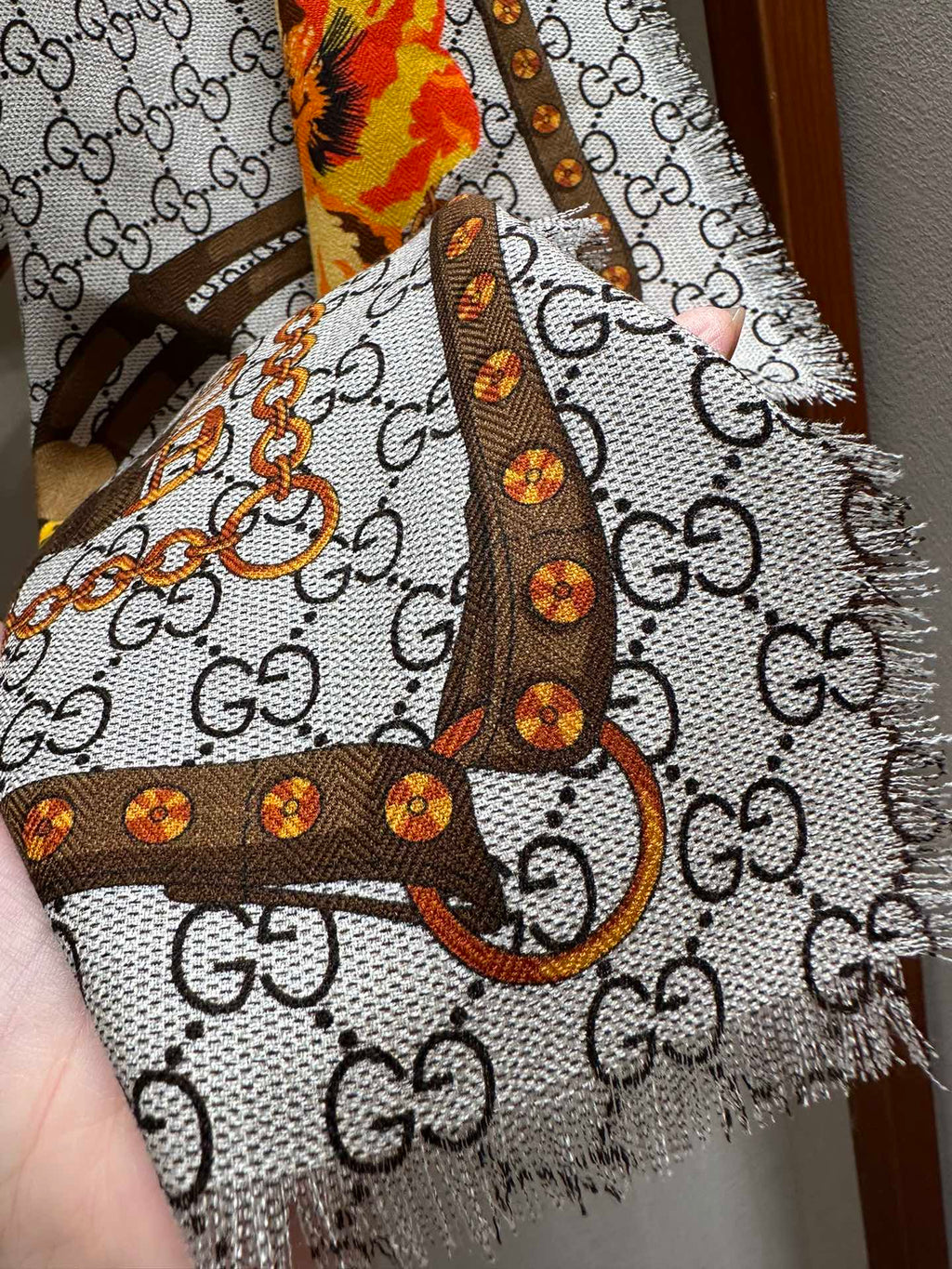 Pre-Owned Gucci Floral Print Wool-Silk Scarf – Dual-Sided, Grey with Orange Blooms