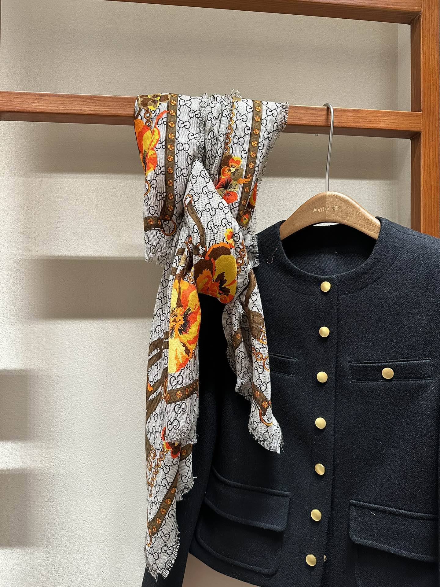 Pre-Owned Gucci Floral Print Wool-Silk Scarf – Dual-Sided, Grey with Orange Blooms