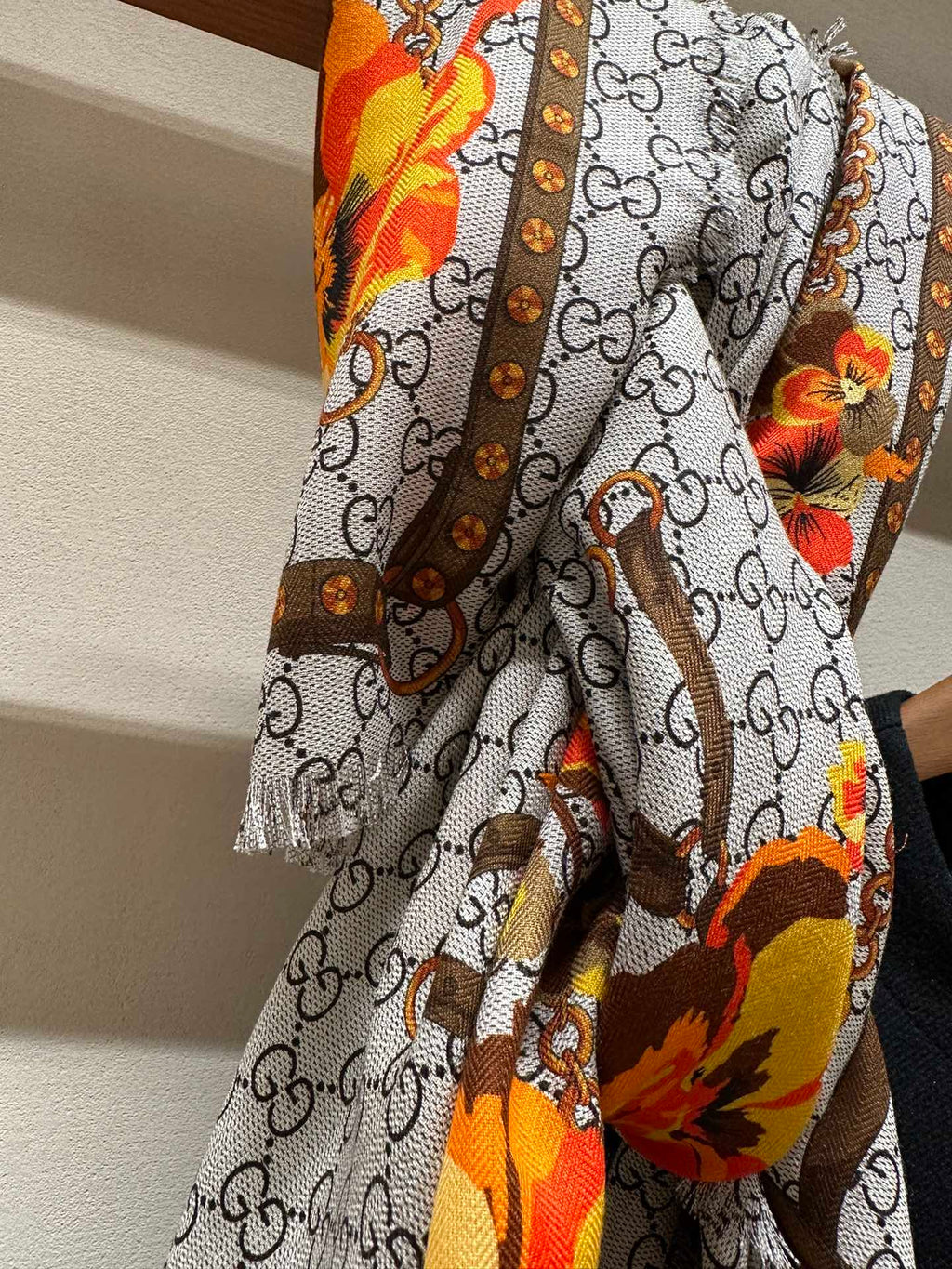 Pre-Owned Gucci Floral Print Wool-Silk Scarf – Dual-Sided, Grey with Orange Blooms