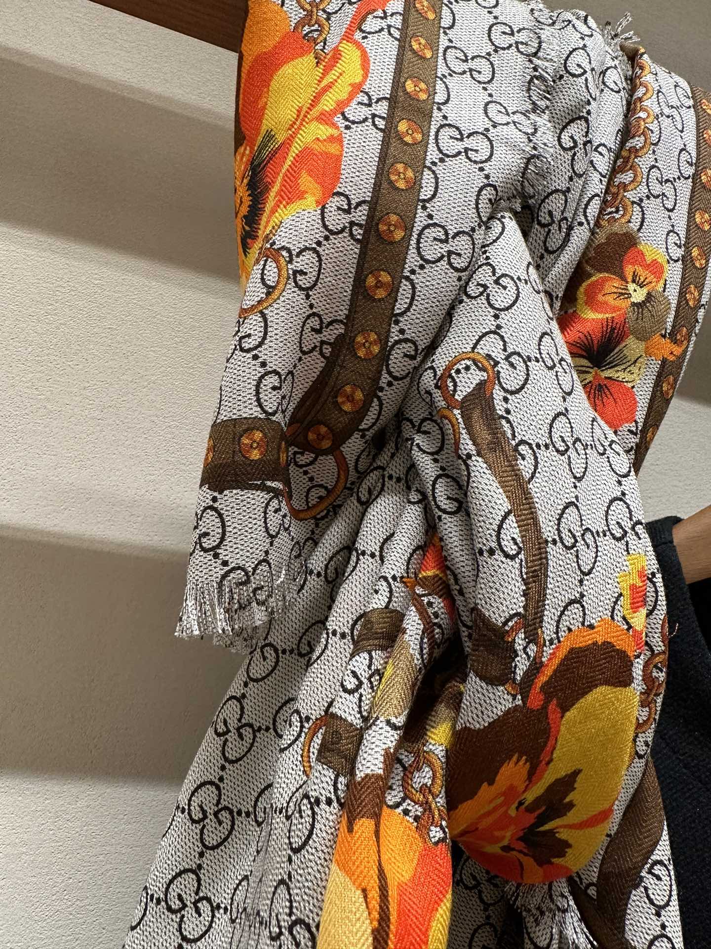 Pre-Owned Gucci Floral Print Wool-Silk Scarf – Dual-Sided, Grey with Orange Blooms