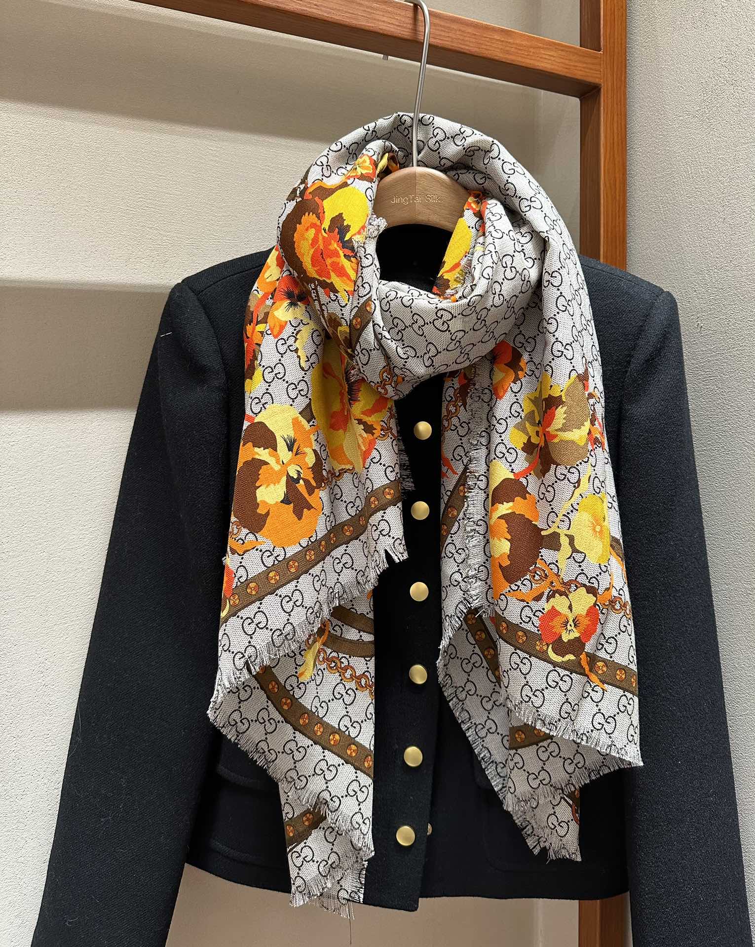 Pre-Owned Gucci Floral Print Wool-Silk Scarf – Dual-Sided, Grey with Orange Blooms