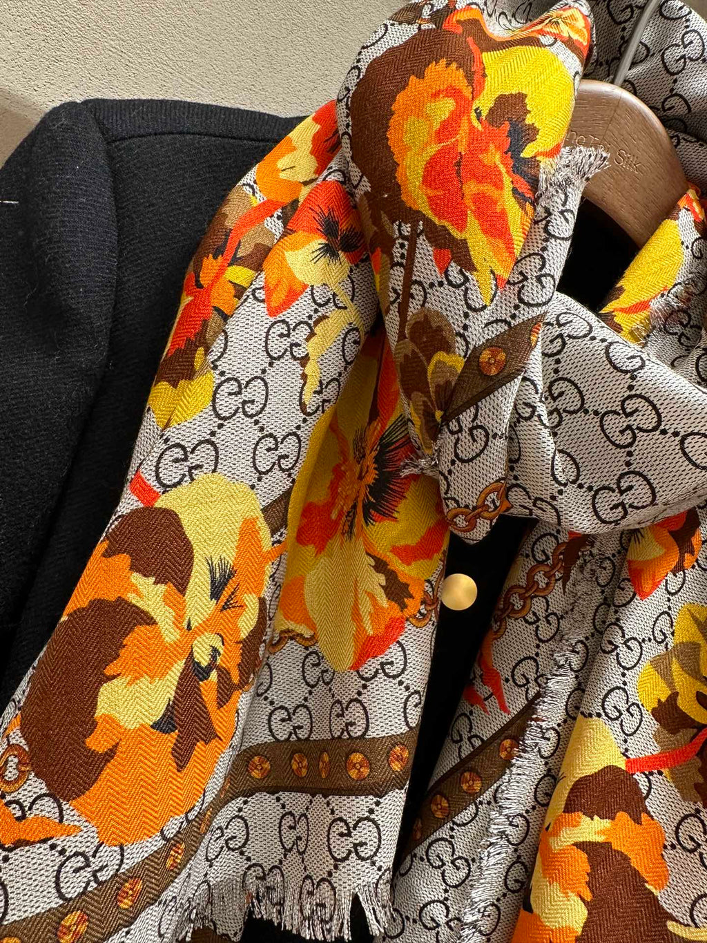 Pre-Owned Gucci Floral Print Wool-Silk Scarf – Dual-Sided, Grey with Orange Blooms