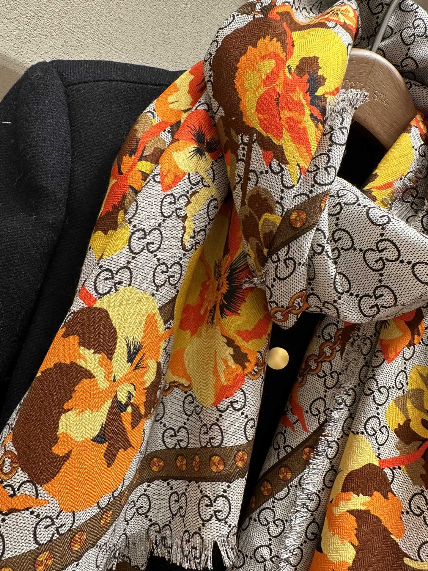 Pre-Owned Gucci Floral Print Wool-Silk Scarf – Dual-Sided, Grey with Orange Blooms
