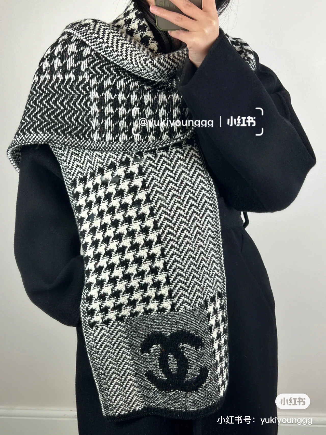 Pre-Owned Chanel Cashmere Long Scarf – Houndstooth Pattern, Grey/Black