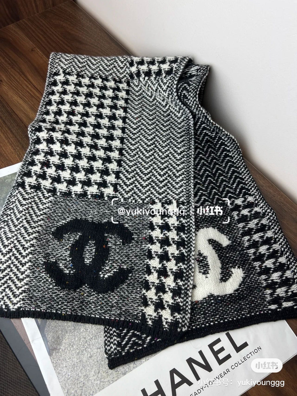 Pre-Owned Chanel Cashmere Long Scarf – Houndstooth Pattern, Grey/Black