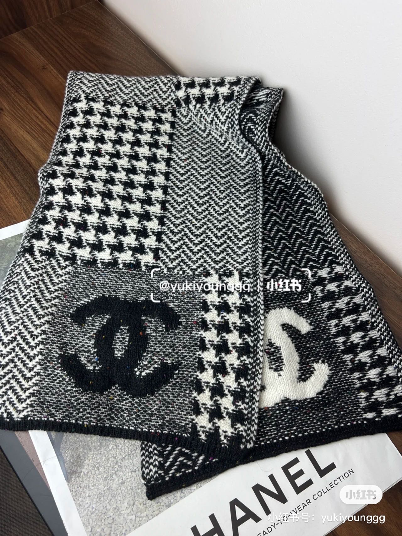 Pre-Owned Chanel Cashmere Long Scarf – Houndstooth Pattern, Grey/Black