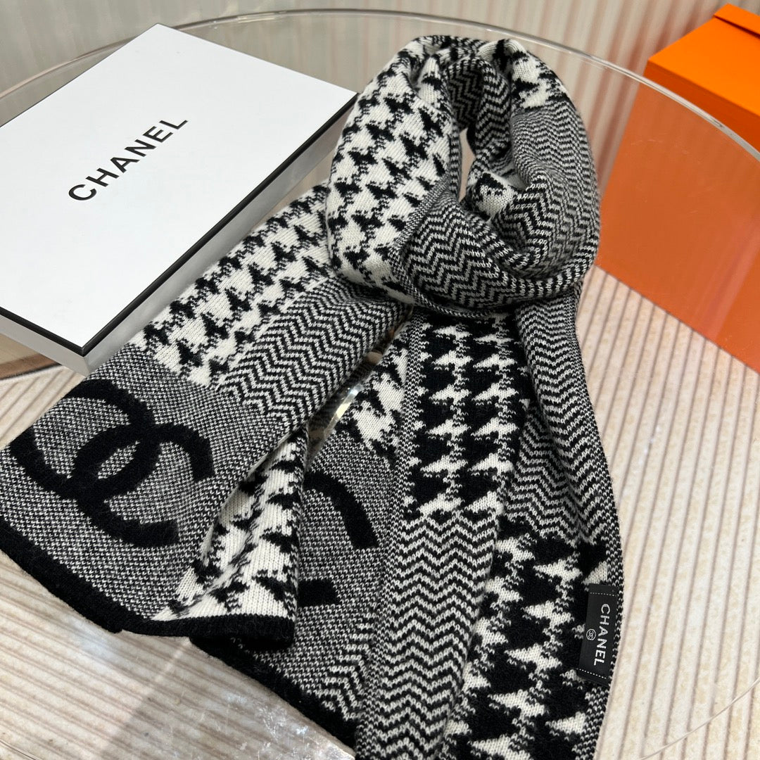 Pre-Owned Chanel Cashmere Long Scarf – Houndstooth Pattern, Grey/Black