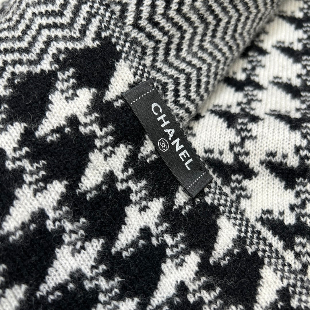 Pre-Owned Chanel Cashmere Long Scarf – Houndstooth Pattern, Grey/Black