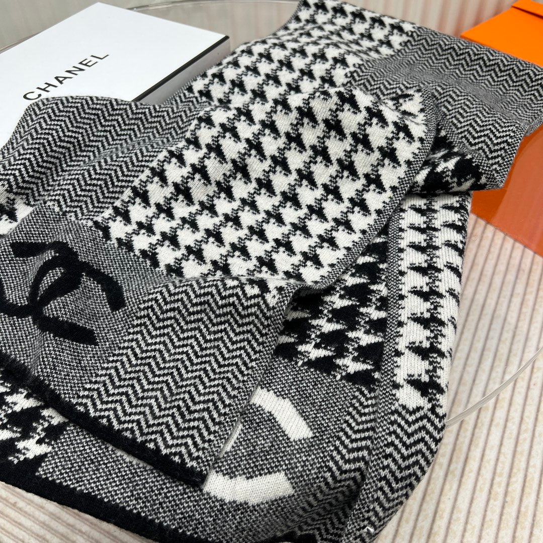 Pre-Owned Chanel Cashmere Long Scarf – Houndstooth Pattern, Grey/Black