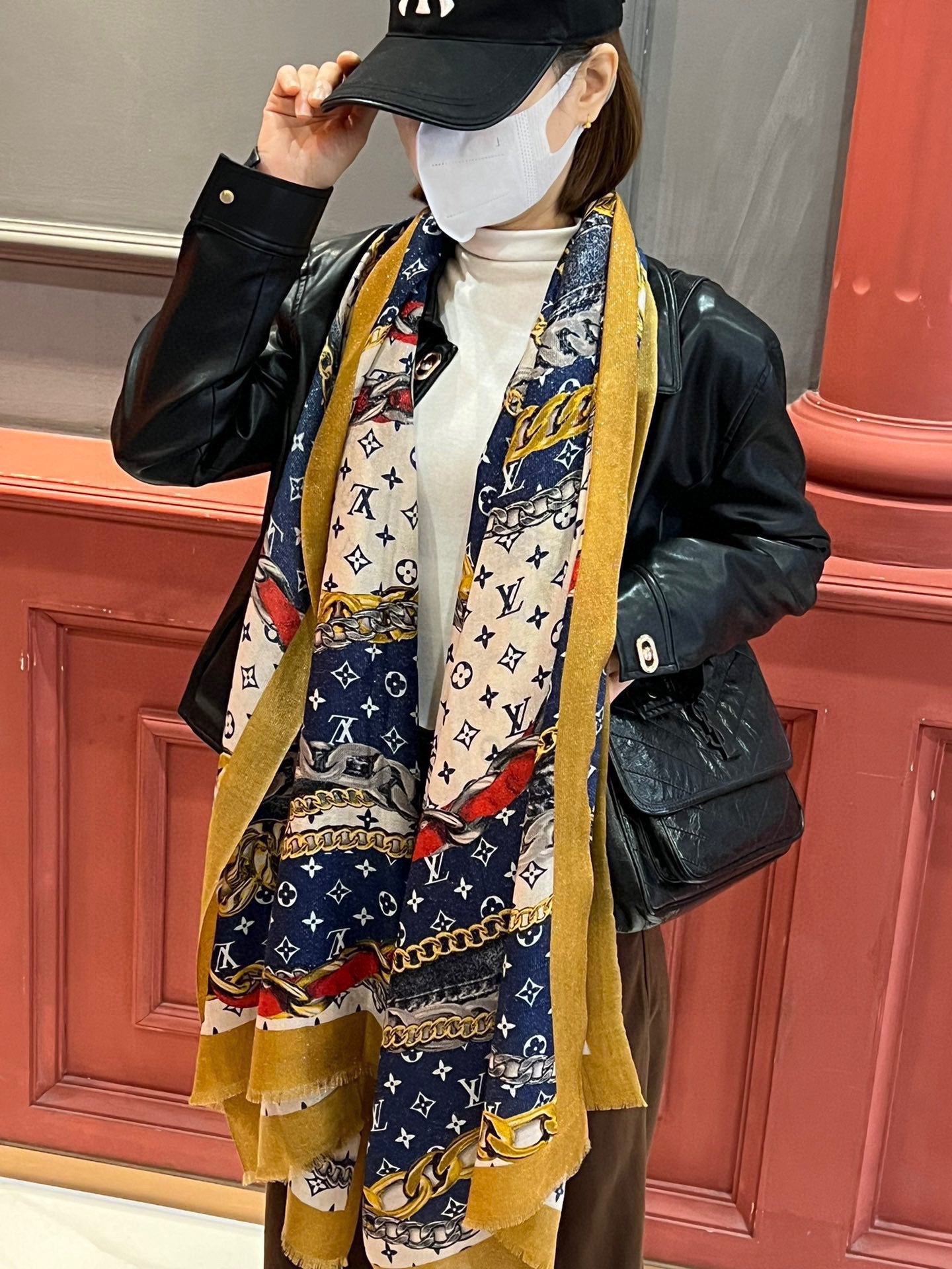 Pre-Owned Louis Vuitton Monogram Wool-Silk Scarf – Silver Floral Print, 110×200cm