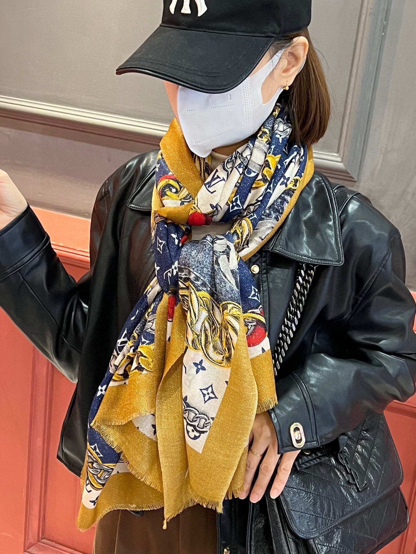 Pre-Owned Louis Vuitton Monogram Wool-Silk Scarf – Silver Floral Print, 110×200cm