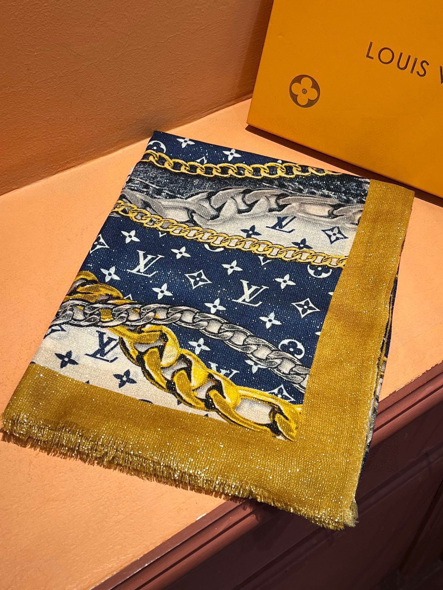 Pre-Owned Louis Vuitton Monogram Wool-Silk Scarf – Silver Floral Print, 110×200cm