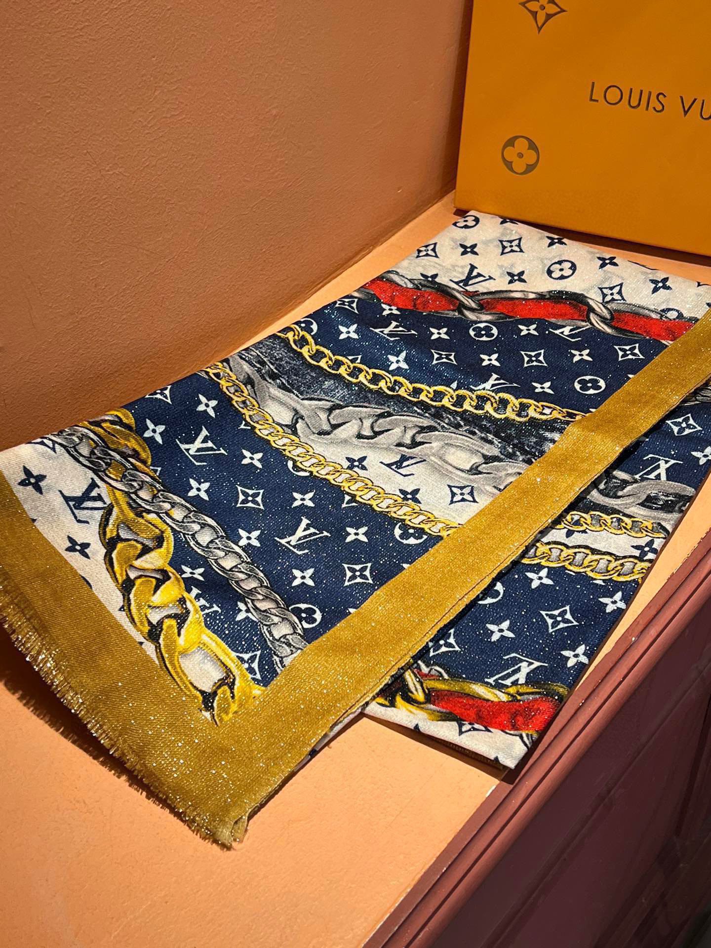 Pre-Owned Louis Vuitton Monogram Wool-Silk Scarf – Silver Floral Print, 110×200cm