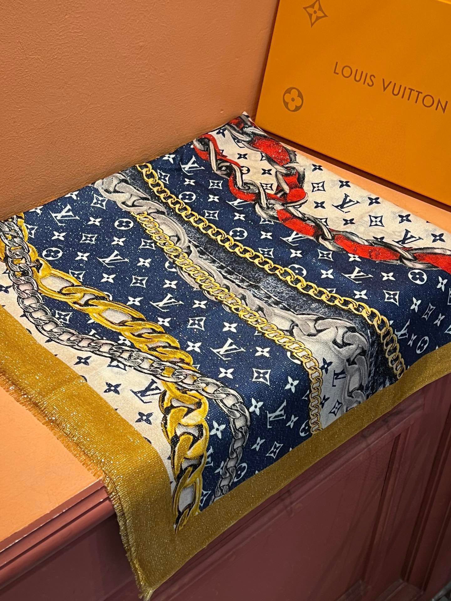Pre-Owned Louis Vuitton Monogram Wool-Silk Scarf – Silver Floral Print, 110×200cm