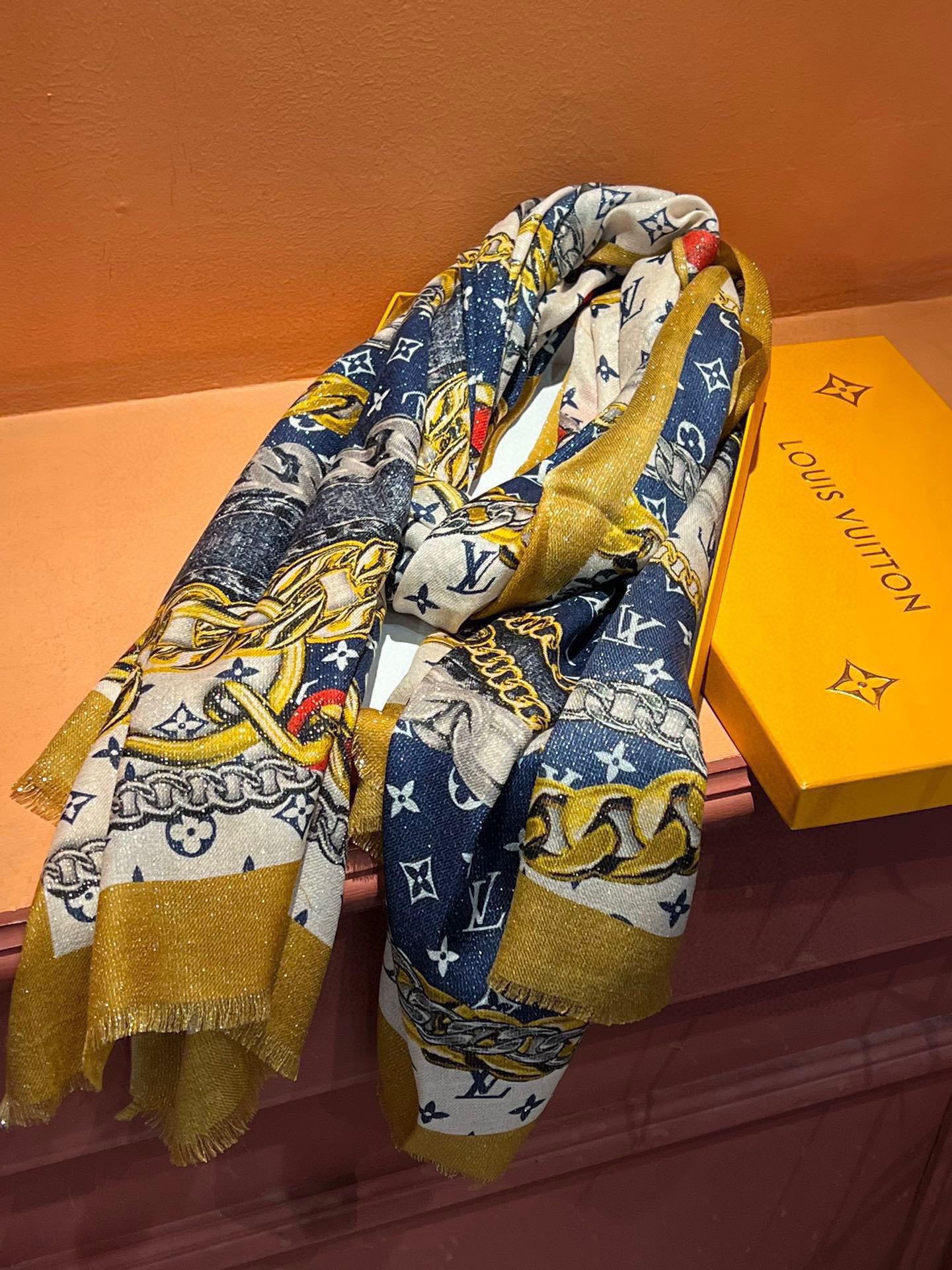 Pre-Owned Louis Vuitton Monogram Wool-Silk Scarf – Silver Floral Print, 110×200cm