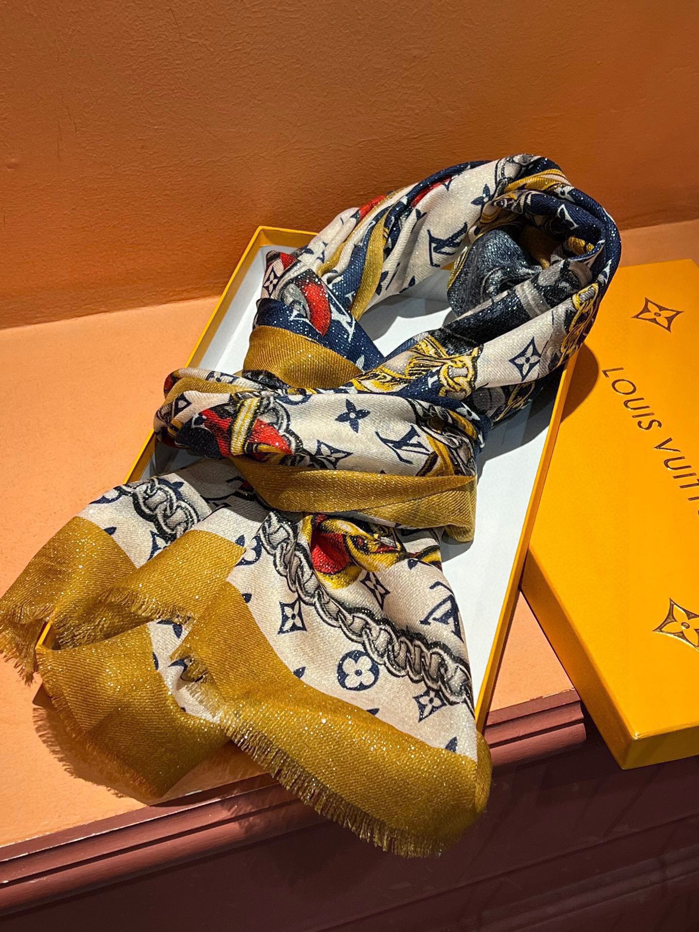 Pre-Owned Louis Vuitton Monogram Wool-Silk Scarf – Silver Floral Print, 110×200cm
