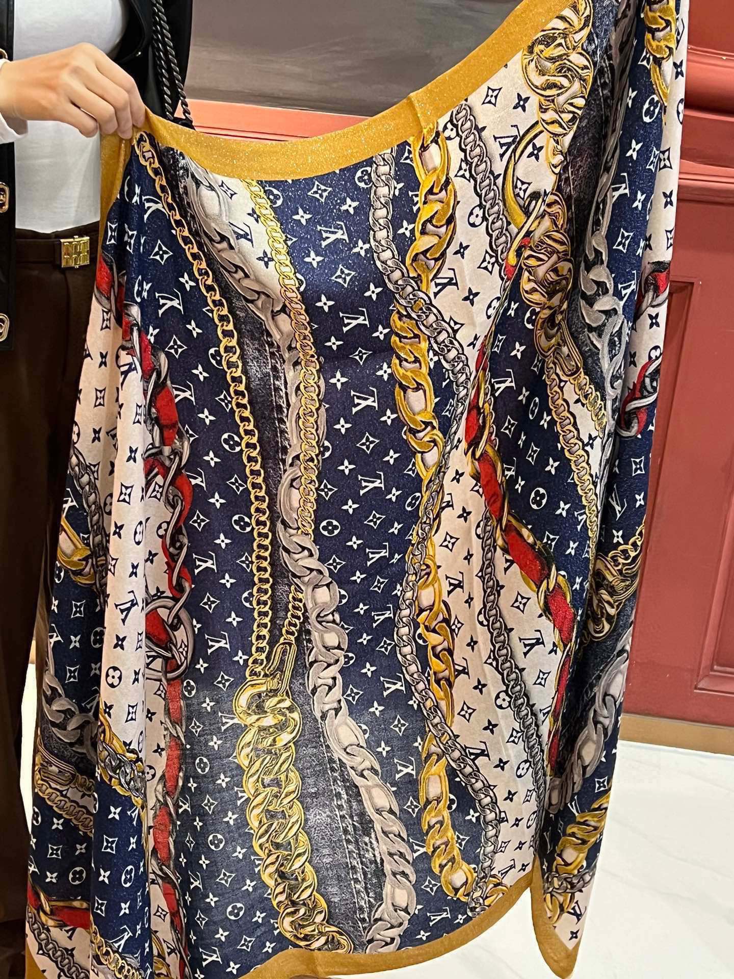 Pre-Owned Louis Vuitton Monogram Wool-Silk Scarf – Silver Floral Print, 110×200cm