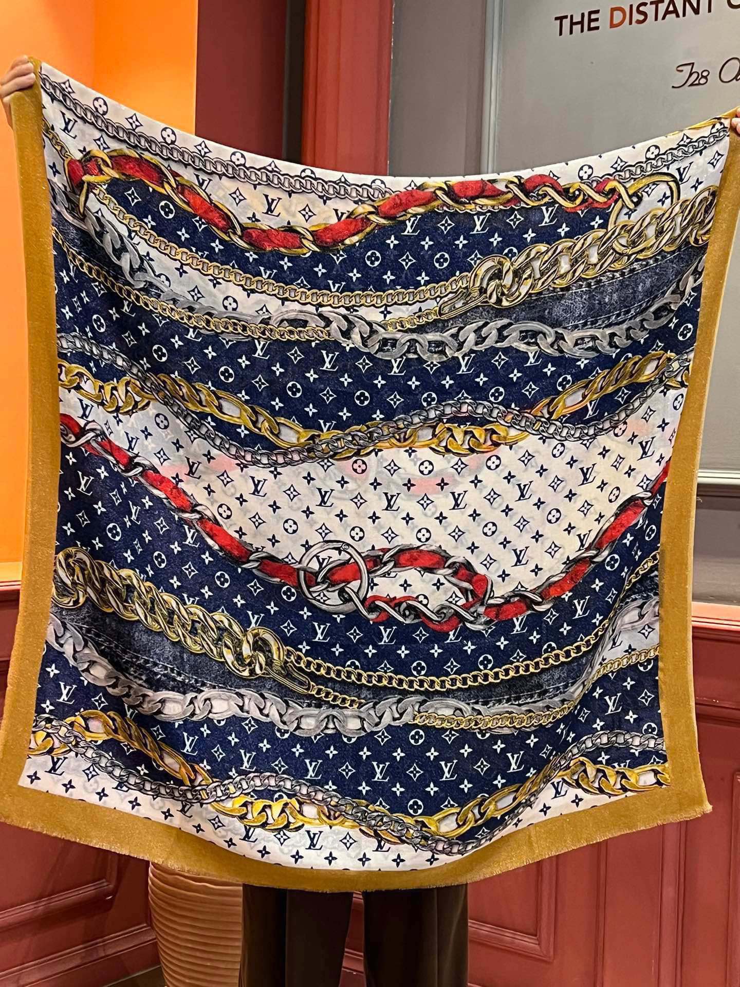 Pre-Owned Louis Vuitton Monogram Wool-Silk Scarf – Silver Floral Print, 110×200cm