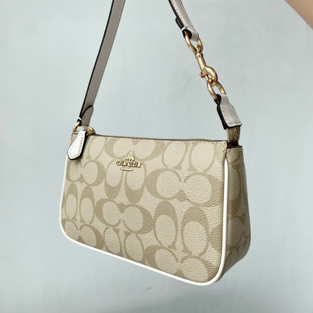 Pre-Owned Coach C3308 Vintage Jacquard Shoulder Bag with Signature Logo