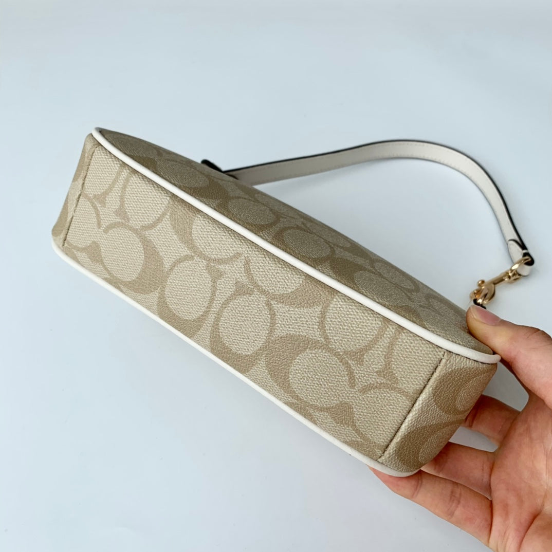 Pre-Owned Coach C3308 Vintage Jacquard Shoulder Bag with Signature Logo