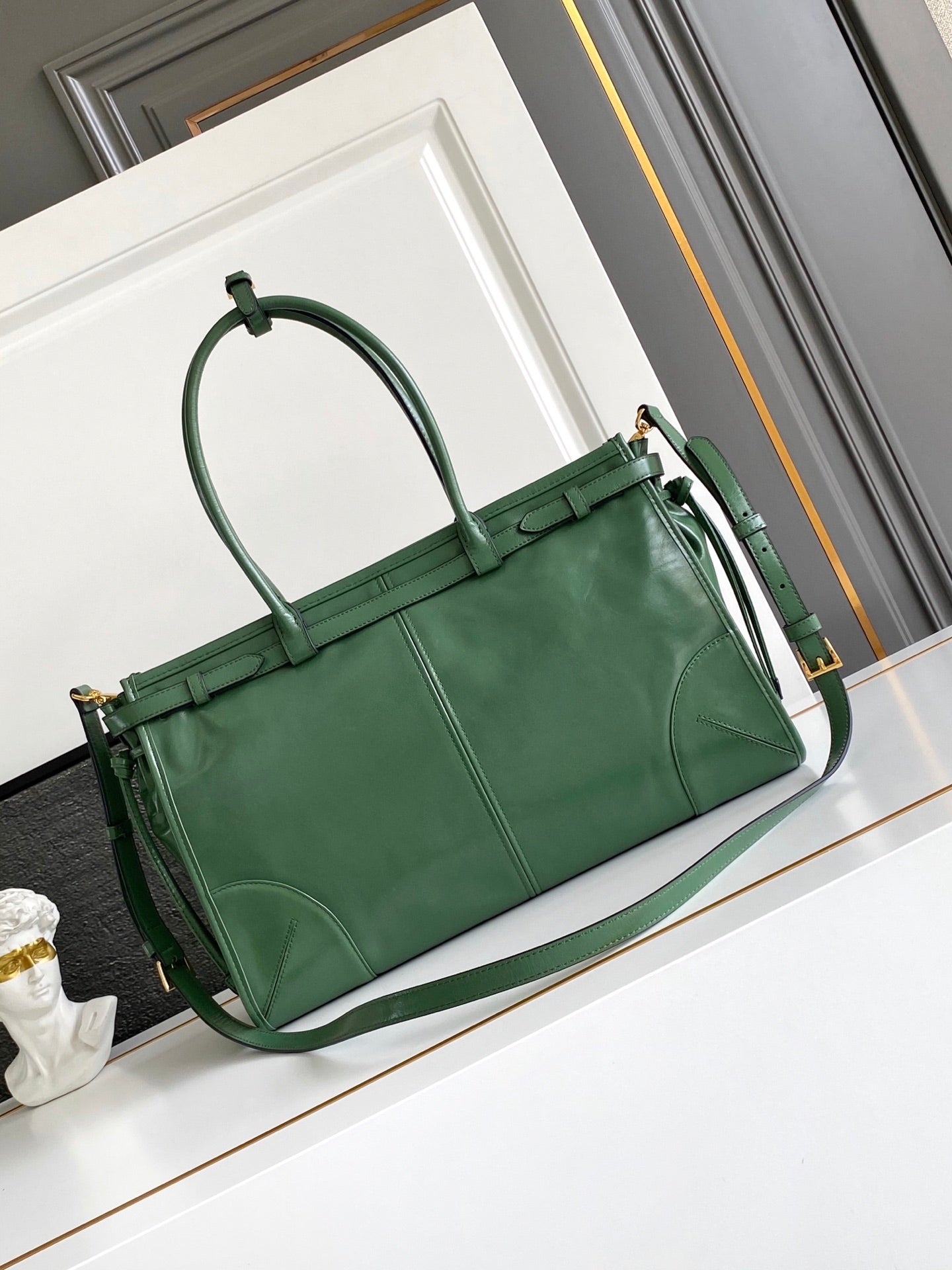 Pre-Owned LusSol Green Leather Tote Bag with Shoulder Strap (Large Capacity)
