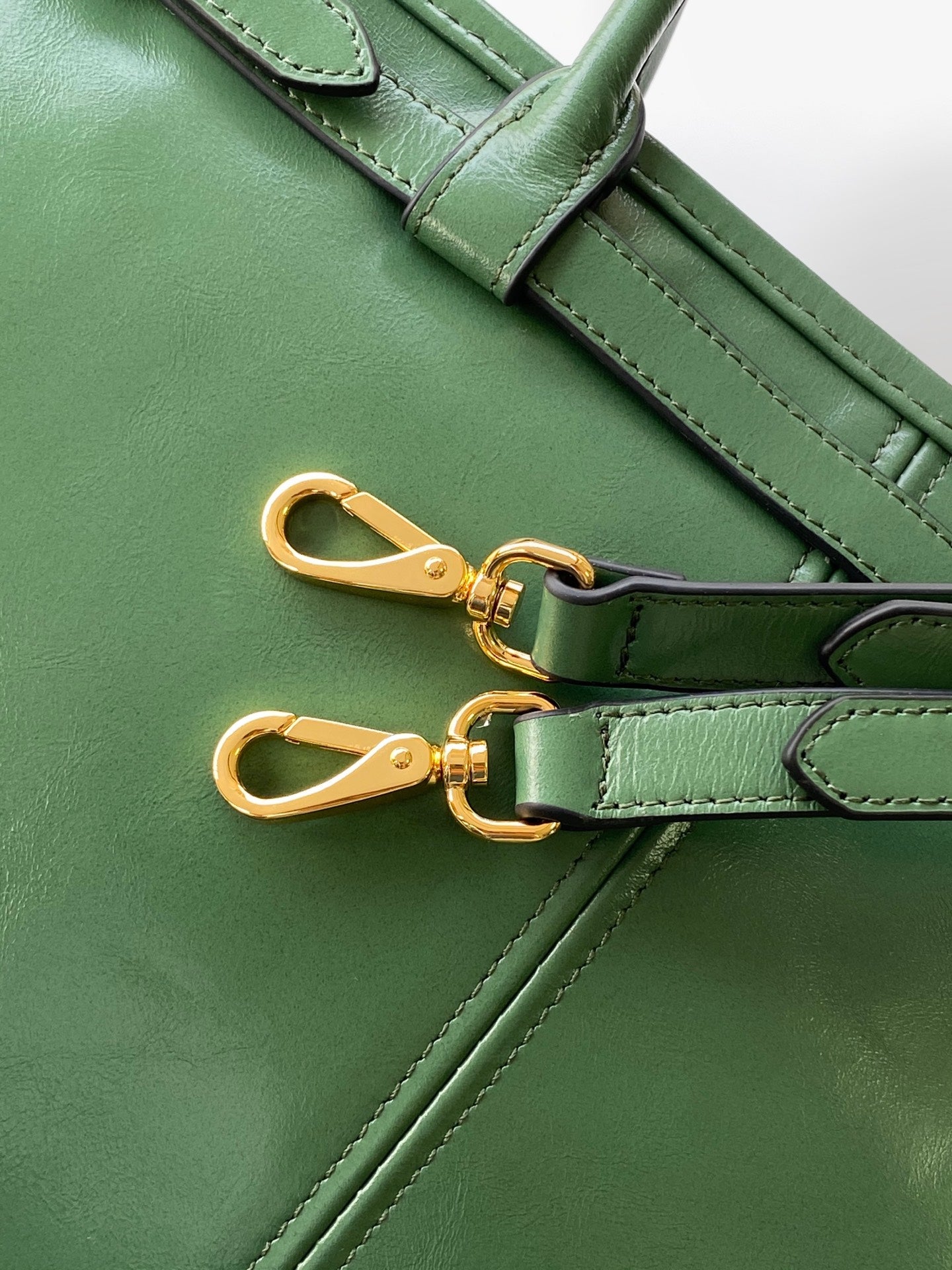 Pre-Owned LusSol Green Leather Tote Bag with Shoulder Strap (Large Capacity)