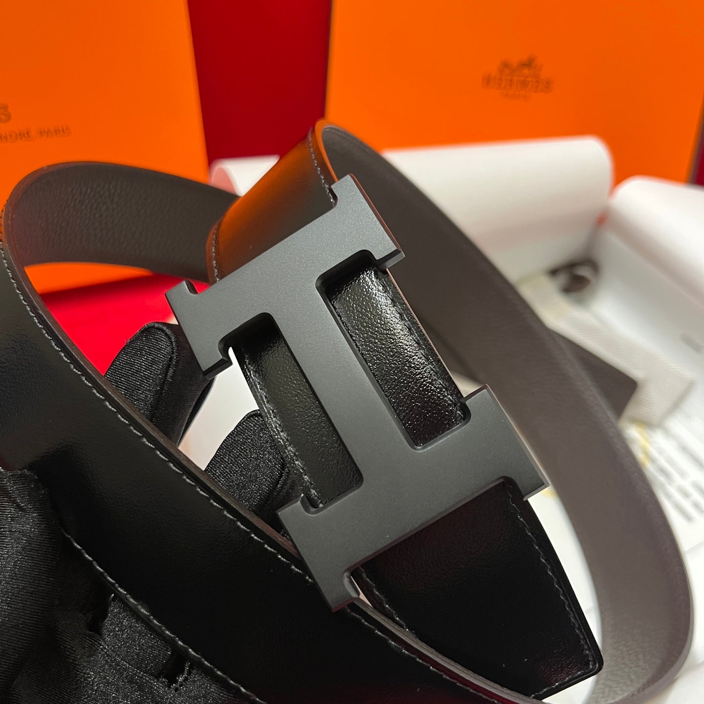 Pre-Owned Hermès Men’s Reversible Leather Belt – 38mm Width, Black H-Buckle, Timeless Classic
