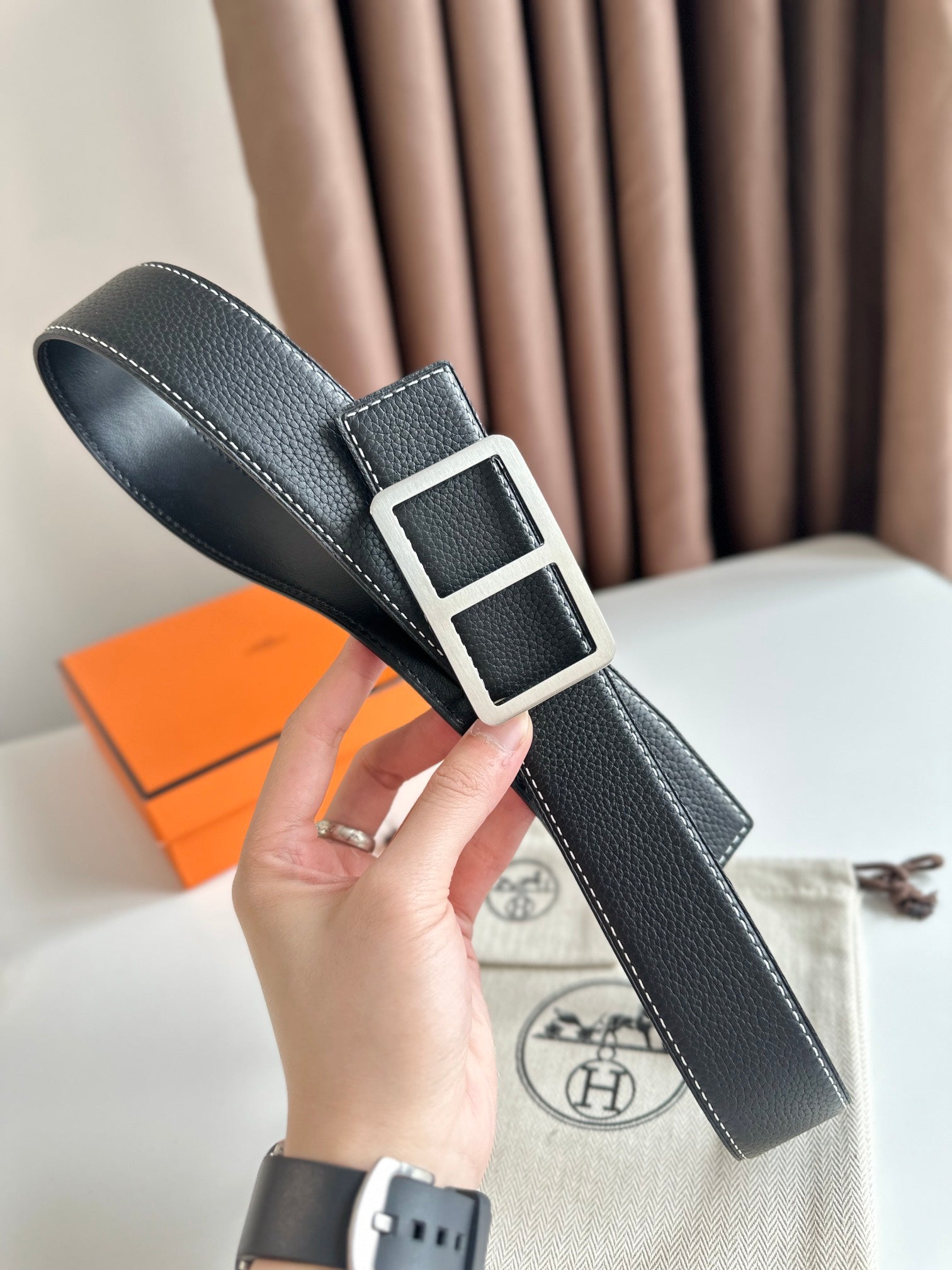 Pre-Owned Hermès Men’s Togo Leather Belt – 38mm Width, Reversible with Classic H Buckle