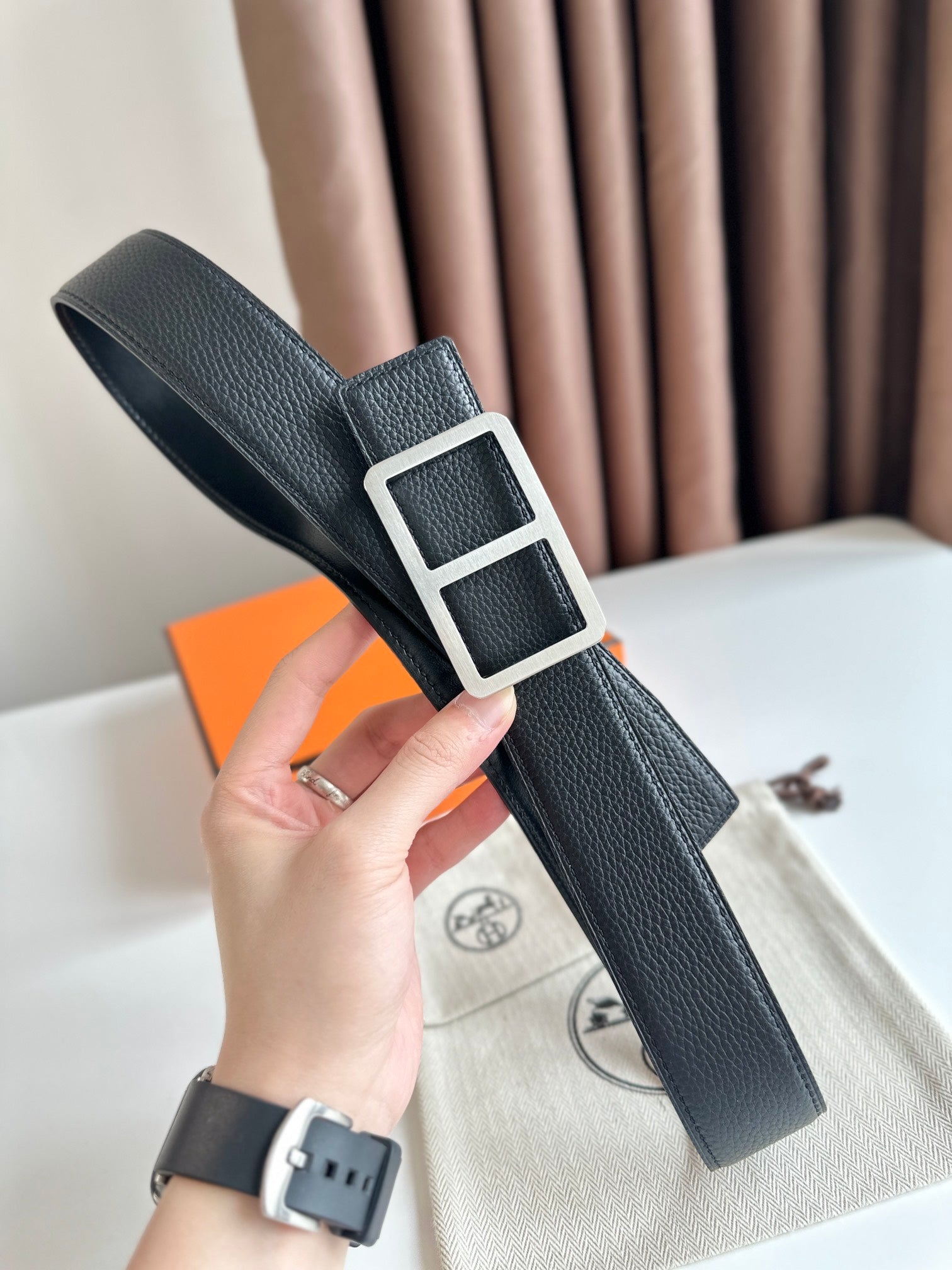 Pre-Owned Hermès Men’s Togo Leather Belt – 38mm Width, Reversible with Classic H Buckle
