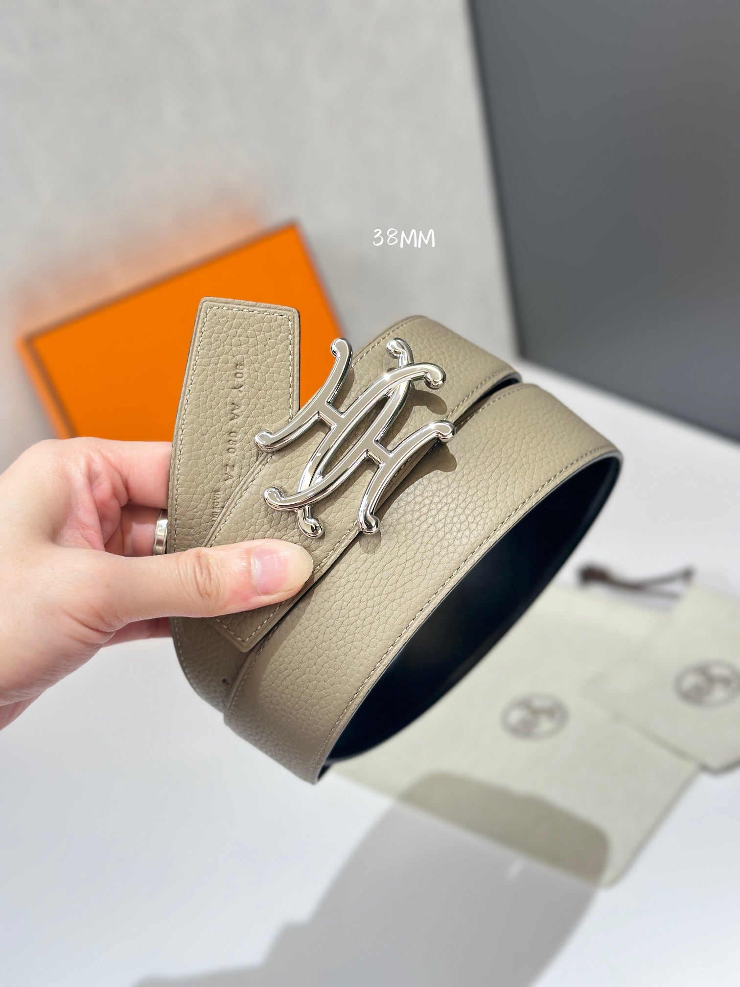 Pre-Owned Hermès Neo Lift Buckle Belt – Reversible Leather Strap, 38mm Width, Classic Luxur